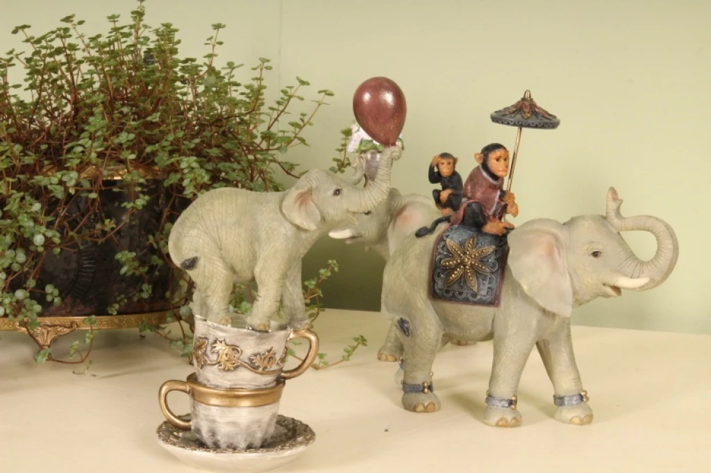 Statue d'animal Olifant avec singe - brun - 19 cm